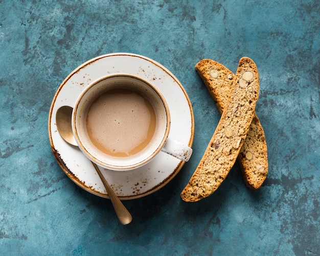 Tazza di caffè di vista superiore su fondo blu