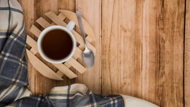 Tazza di caffè di vista superiore su fondo di legno