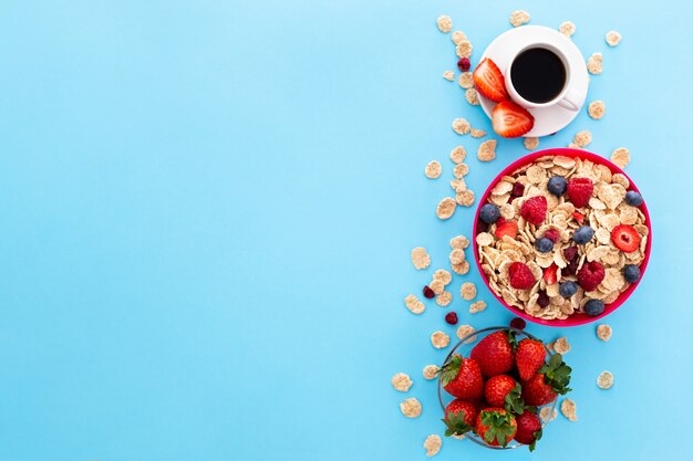 Tazza di caffè e cereali sani