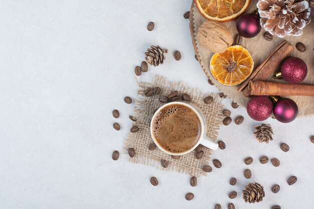 Tazza di caffè e chicchi di caffè su tela di sacco. Foto di alta qualità