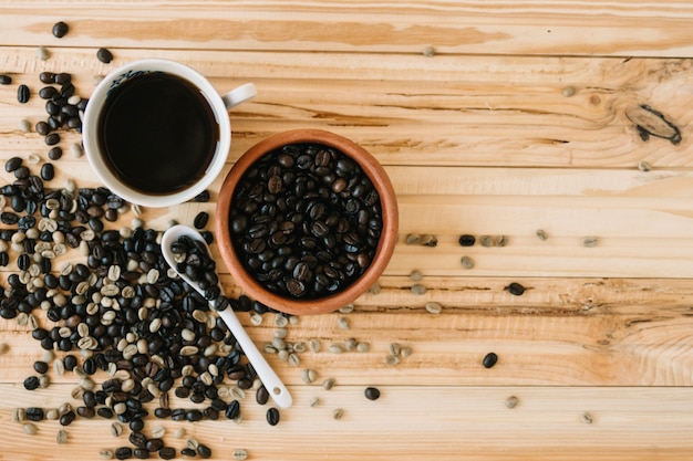 Tazza di caffè e chicchi di caffè