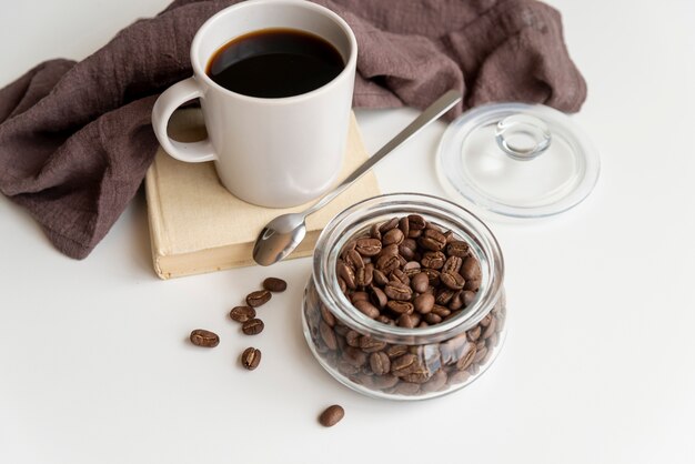 Tazza di caffè e chicchi di caffè