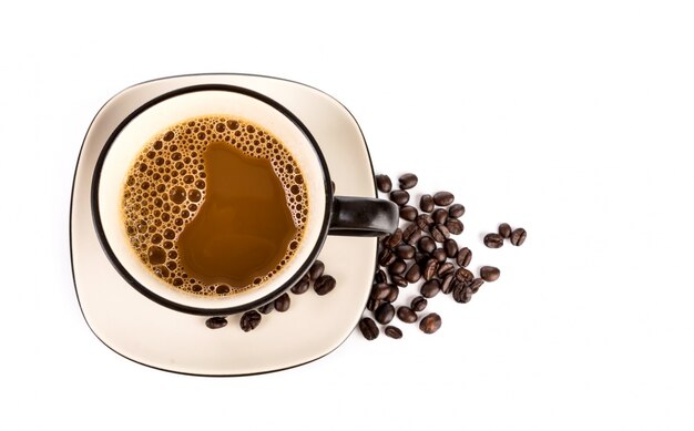 Tazza di caffè e fagioli su uno sfondo bianco