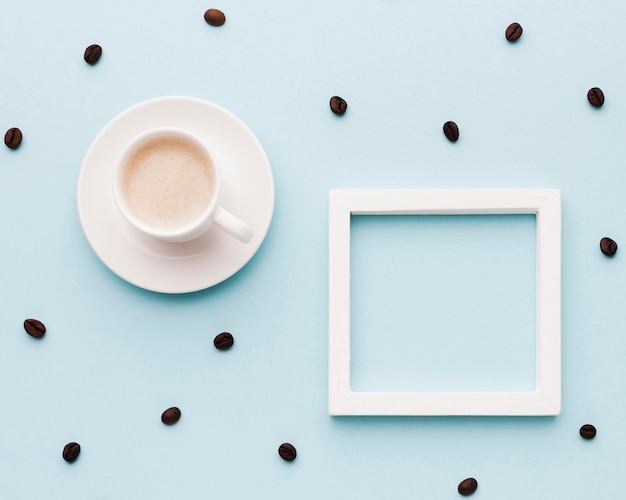 Tazza di caffè e fagioli sul tavolo