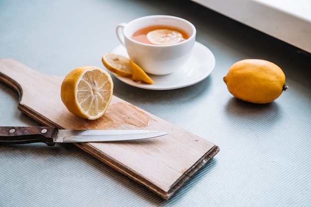 Tazza di caffè e metà del limone di vista lunga