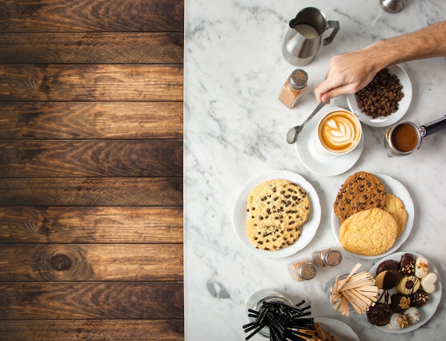 Tazza di caffè e piatti con biscotti al cioccolato