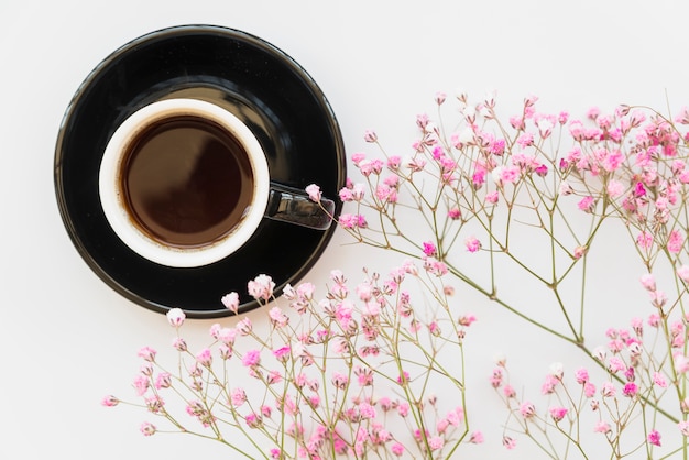 Tazza di caffè e rami rosa