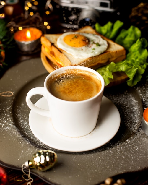 Tazza di caffè e sandwich con uovo