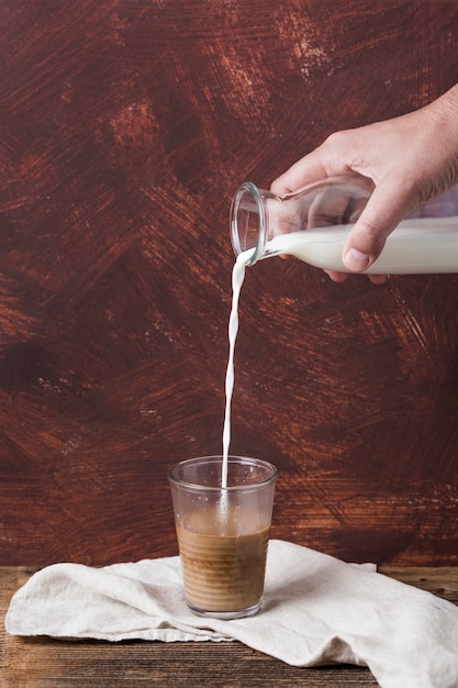 Tazza di caffè e una bottiglia di latte