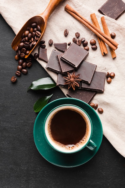 Tazza di caffè fresca con cioccolato sul tavolo