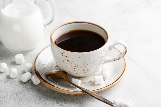 Tazza di caffè fresca del primo piano con zucchero