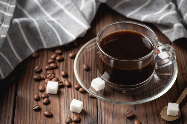 Tazza di caffè nero sul tavolo di legno.