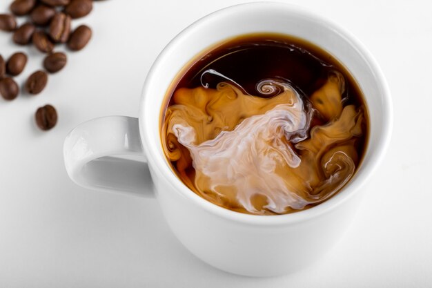 Tazza di caffè organica del primo piano con latte