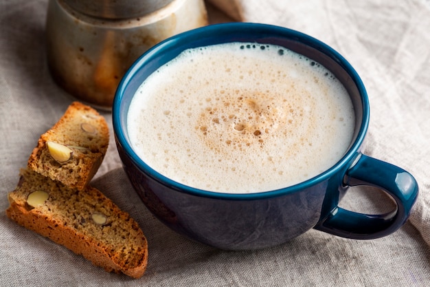 Tazza di caffè saporita del primo piano con latte