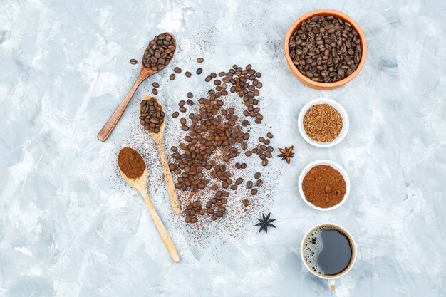 Tazza di caffè, spezie e chicchi di caffè in una ciotola