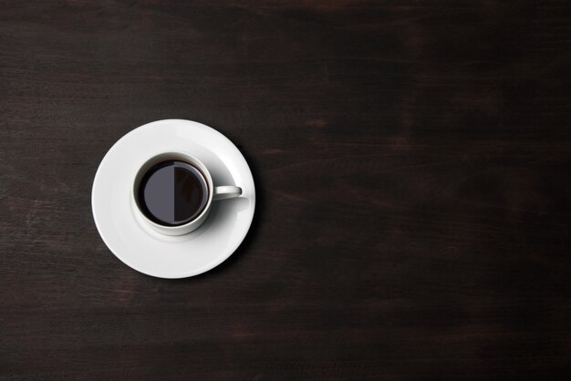 Tazza di caffè su fondo in legno