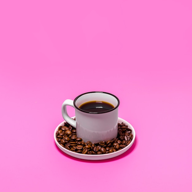 Tazza di caffè su sfondo rosa