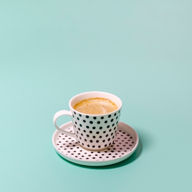 Tazza di caffè su sfondo verde