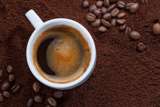 Tazza di caffè sul caffè macinato. Avvicinamento.