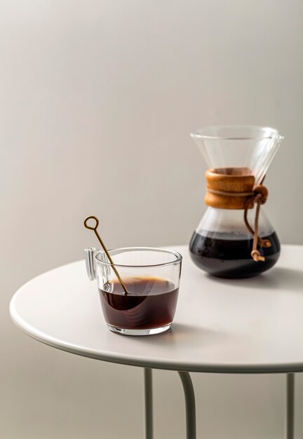 Tazza di caffè sul tavolo con chemex e copia spazio