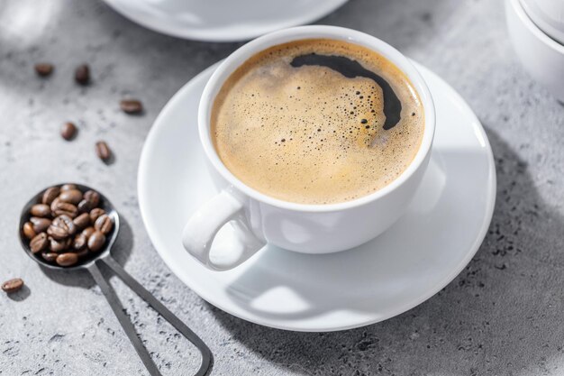 Tazza di caffè sul tavolo su sfondo grigio