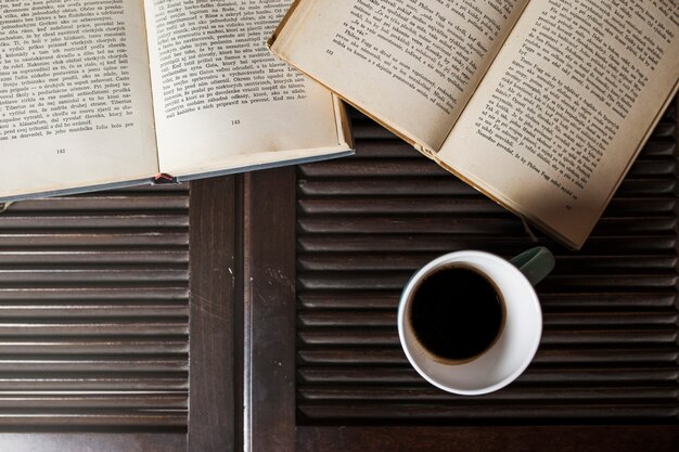 Tazza di caffè vicino a libri