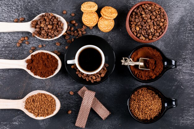 Tazza di caffè vista dall'alto con diversi tipi di caffè sulla superficie scura