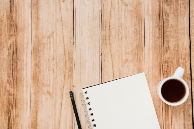 Tazza di caffè vista dall&#39;alto con notebook