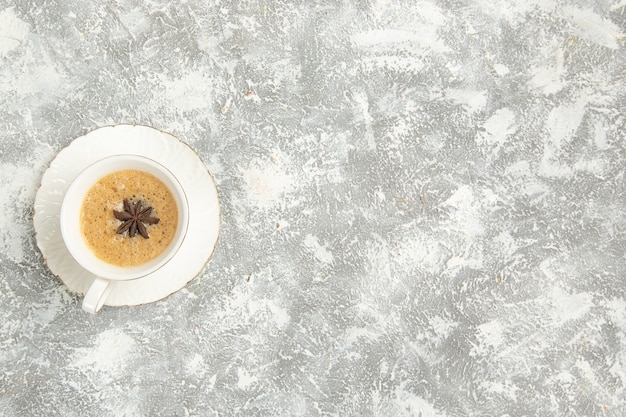 Tazza di caffè vista dall'alto su superficie bianco chiaro