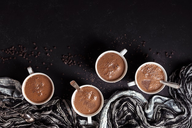 Tazza di cioccolata calda con chicchi di caffè