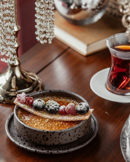 Tazza di dolcezza decorata con frutti di bosco