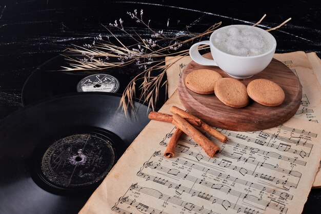 Tazza di latte con biscotti di spugna.