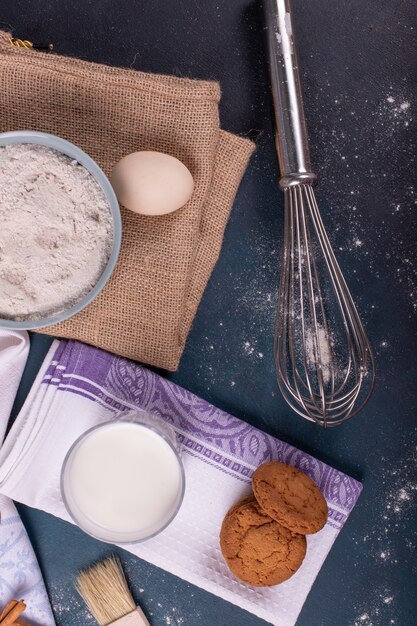 Tazza di latte con biscotti e farina alla cannella