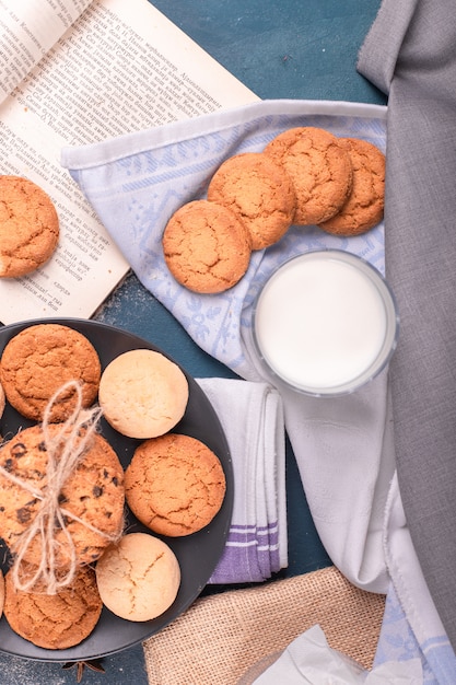 Tazza di latte con biscotti e libro