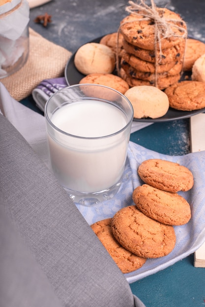 Tazza di latte con caramelle