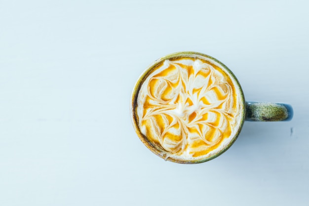 Tazza di latte macchiato al caramello caldo