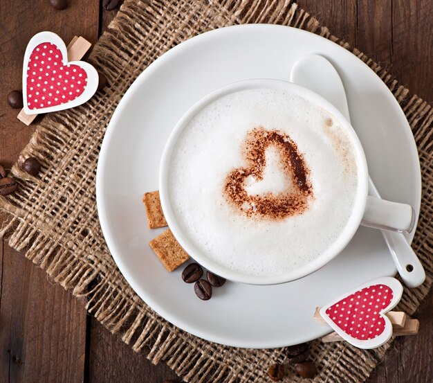 Tazza di latte sul vecchio di legno