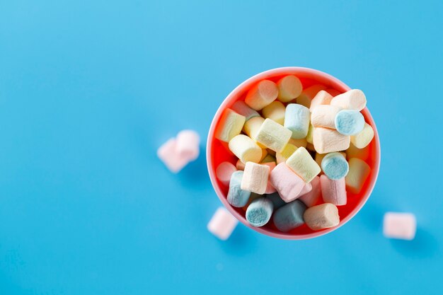 Tazza di marshmallow con sfondo blu