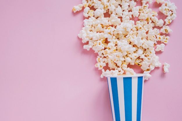 Tazza di popcorn a strisce