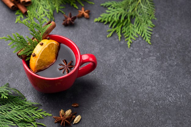 Tazza di tè al limone e frutta con copia-spazio