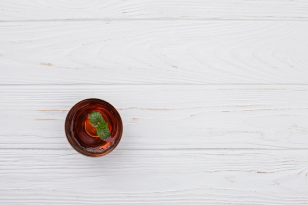 Tazza di tè alla menta sul tavolo