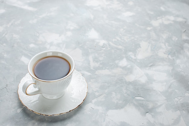 tazza di tè caldo all'interno della tazza bianca su lastra di vetro sulla scrivania bianca, bevanda del tè dolce