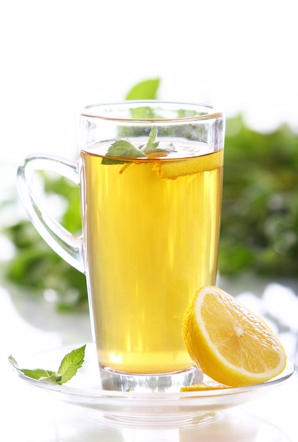 Tazza di tè caldo alla menta