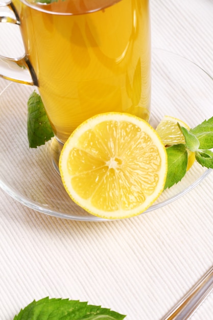 Tazza di tè caldo alla menta