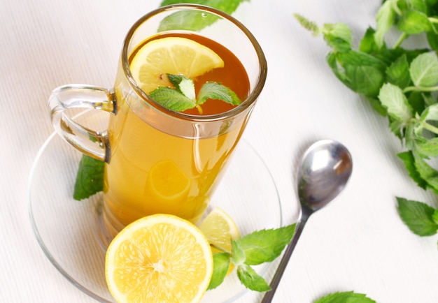 Tazza di tè caldo alla menta