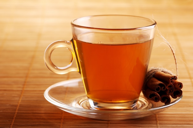 Tazza di tè caldo e bastoncini di cannella