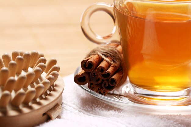 Tazza di tè caldo sull'asciugamano