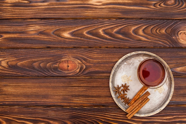 Tazza di tè con cannella e anice sul piatto