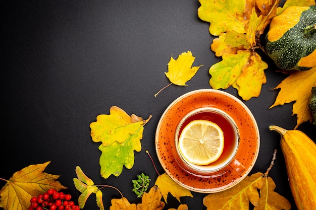 Tazza di tè con foglie d&#39;autunno