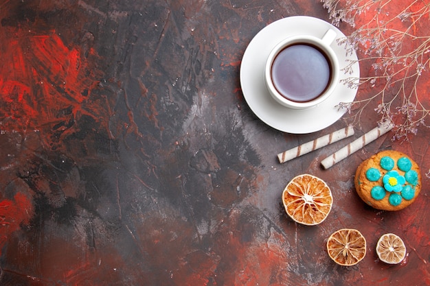 Tazza di tè con i biscotti sul tavolo scuro vista dall'alto